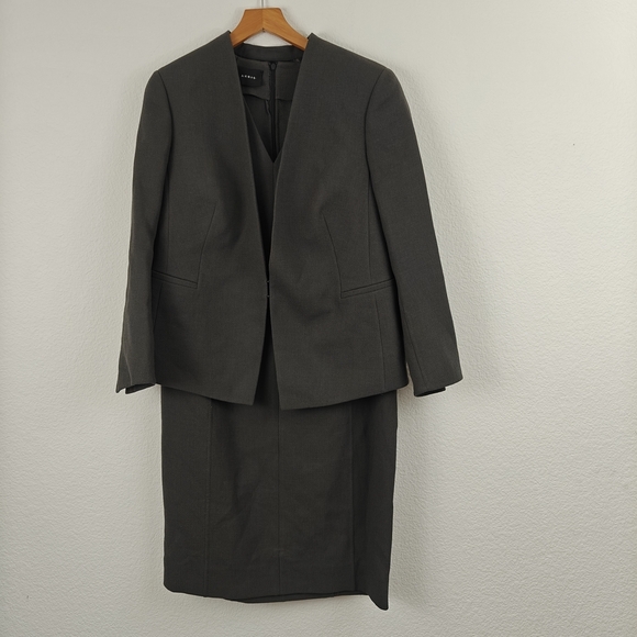 AKRIS NWT Wool Sheath V-neck Grey Suit Dress/ Jacket Set Size 12 Women's